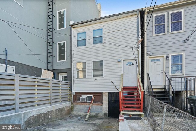 Building Photo - 207 Kennedy St NW