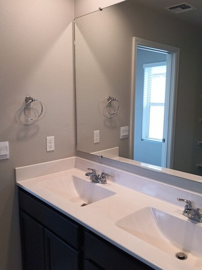 Building Photo - Beautiful 4-Bedroom, 2.5-Bathroom Home Loc...