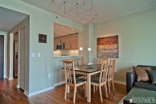 Building Photo - 555 4th St