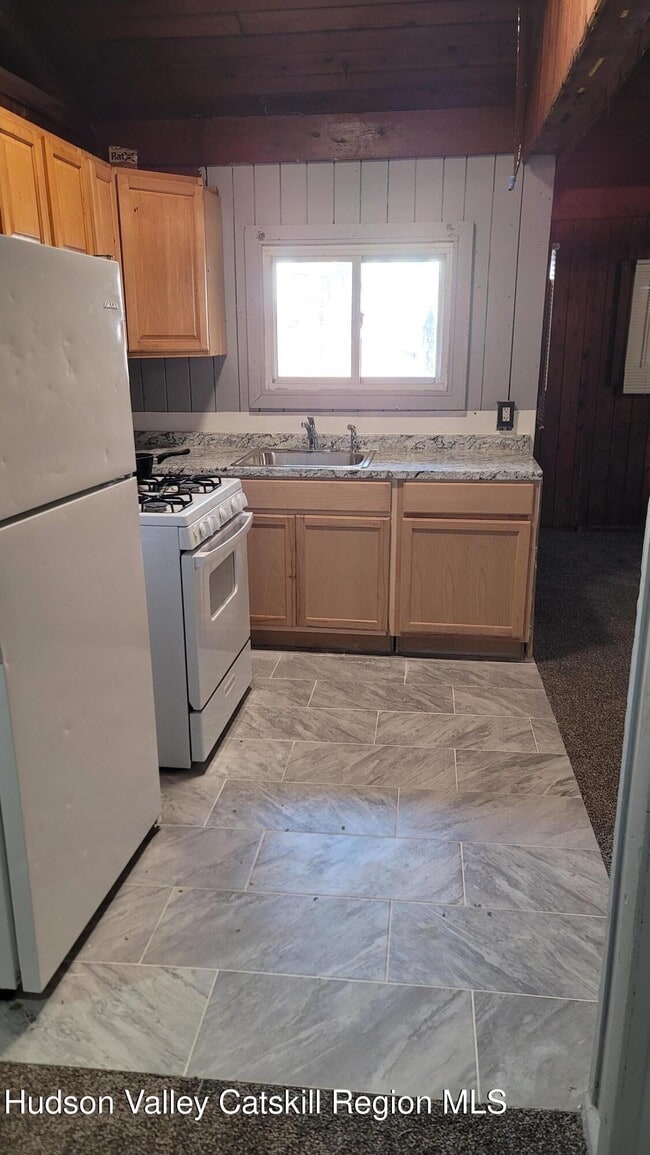 Building Photo - 5 Maple St