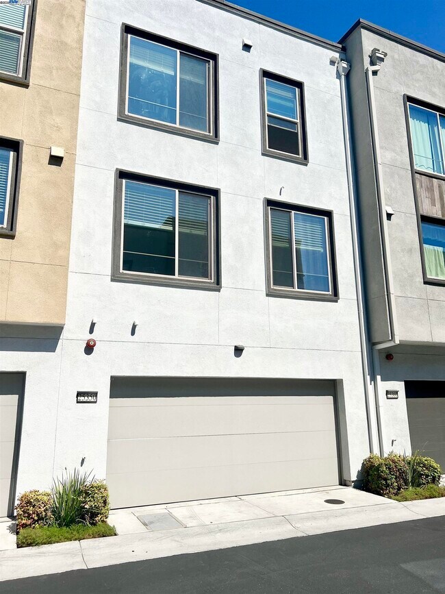 Building Photo - 25350 Parklane Dr