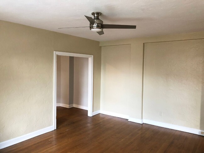 Building Photo - One Bedroom In Shadyside