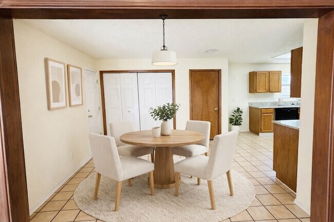 Building Photo - 700 Retriever Ln