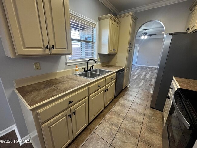 Building Photo - 201 Pavilion St