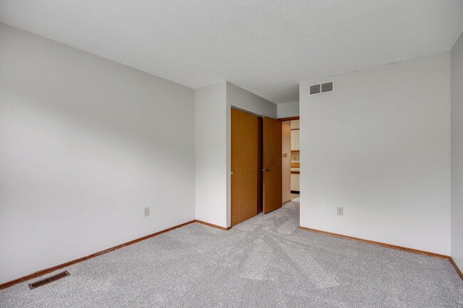 Building Photo - 652 Hidden Valley Ct