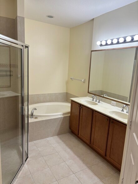 Primary bathroom - 7554 SW Herrington Ln