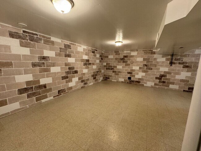 Building Photo - Private and Lovely 3 Bedroom Home