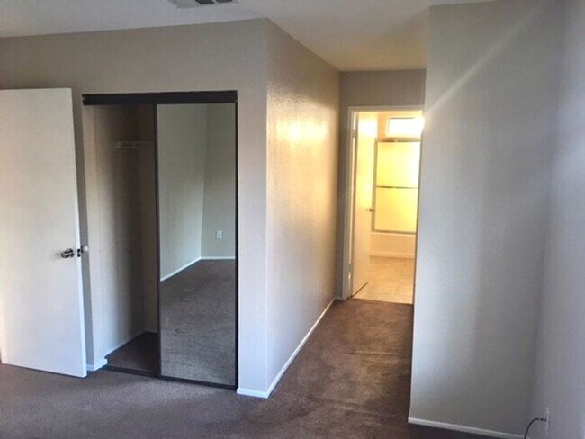 Building Photo - Great 2 bed 2 bath Condo in Hercules -- AV...