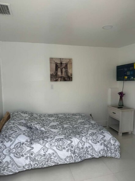 Building Photo - 6242 SW 24th St