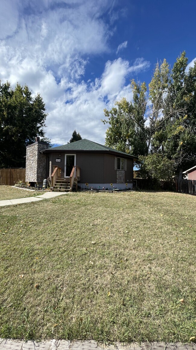 Building Photo - 1570 Cedar Ave