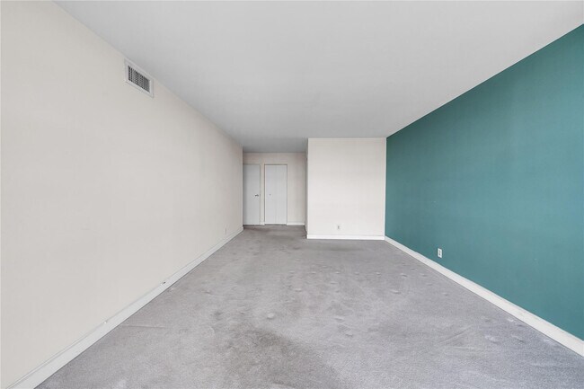 Building Photo - 1000 Parkview Dr