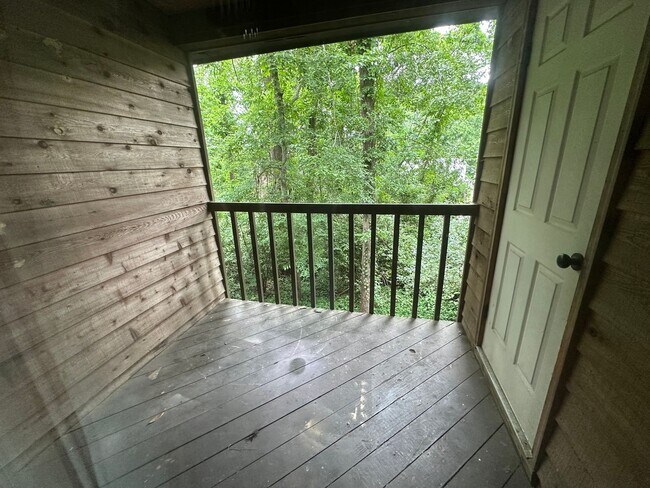 Building Photo - Upstairs unit off Apalachee Parkway!