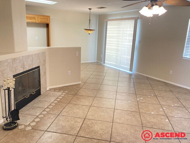 Building Photo - Comfortable 2BD/2BA Home in Bakersfield's Desirable 93312 — Fully Equipped!