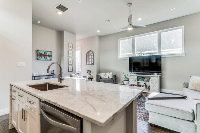 Building Photo - 5914 Lindell Ave