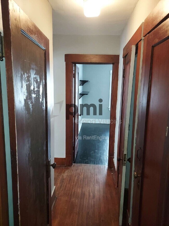 Building Photo - 875 W Waggoner St