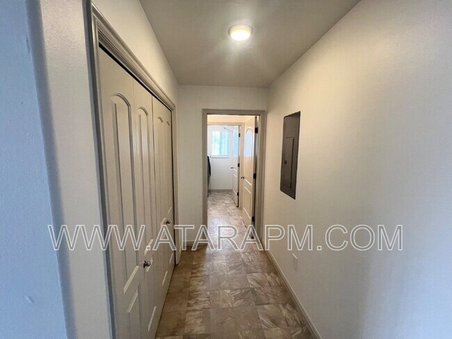Building Photo - 574 Northlake Dr