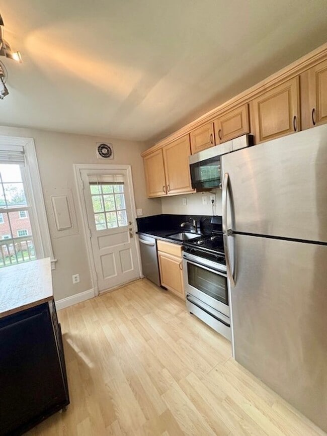 Building Photo - Updated 1BR/1BA 2-level TH in great location