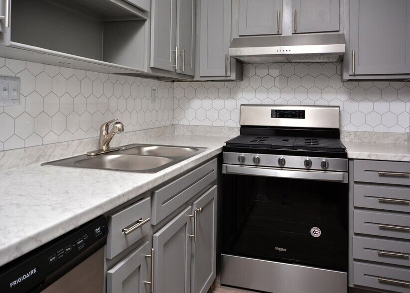 Building Photo - Chateau Apartments - Newly Renovated