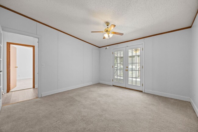 Building Photo - 4 bedroom 2 bathroom spacious home!