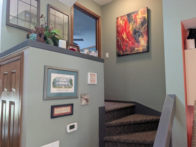 Building Photo - 607 Tamarack Dr W