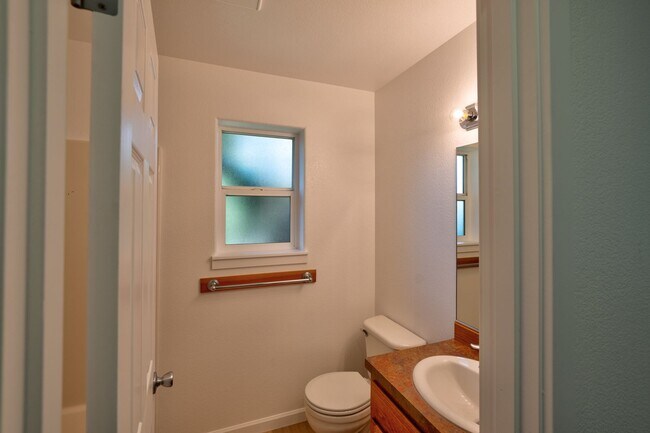 Building Photo - 993