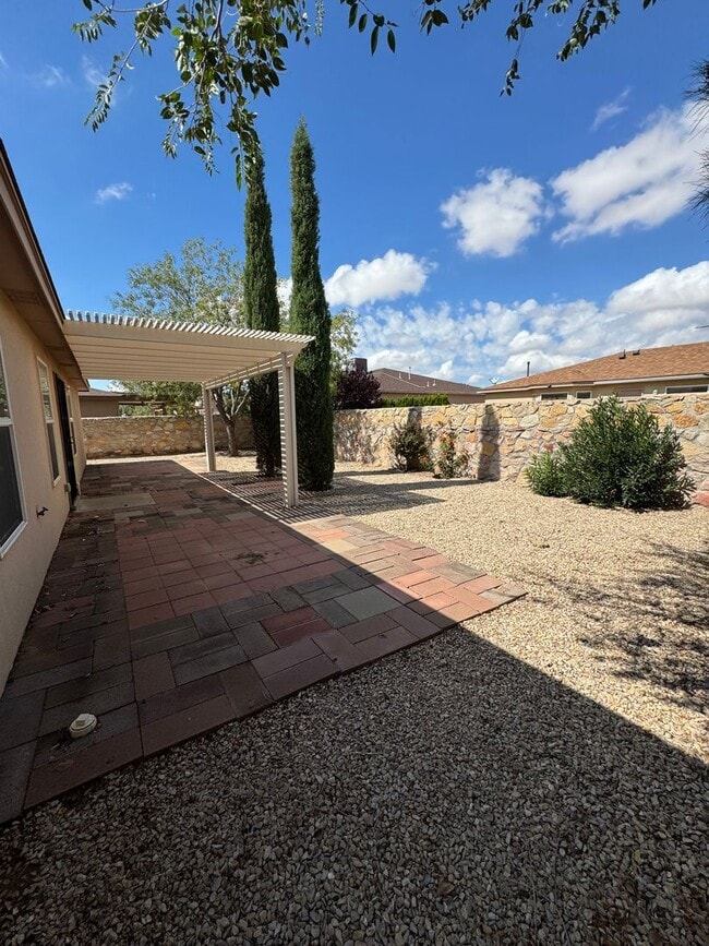 Building Photo - 5727 Pecan Ln