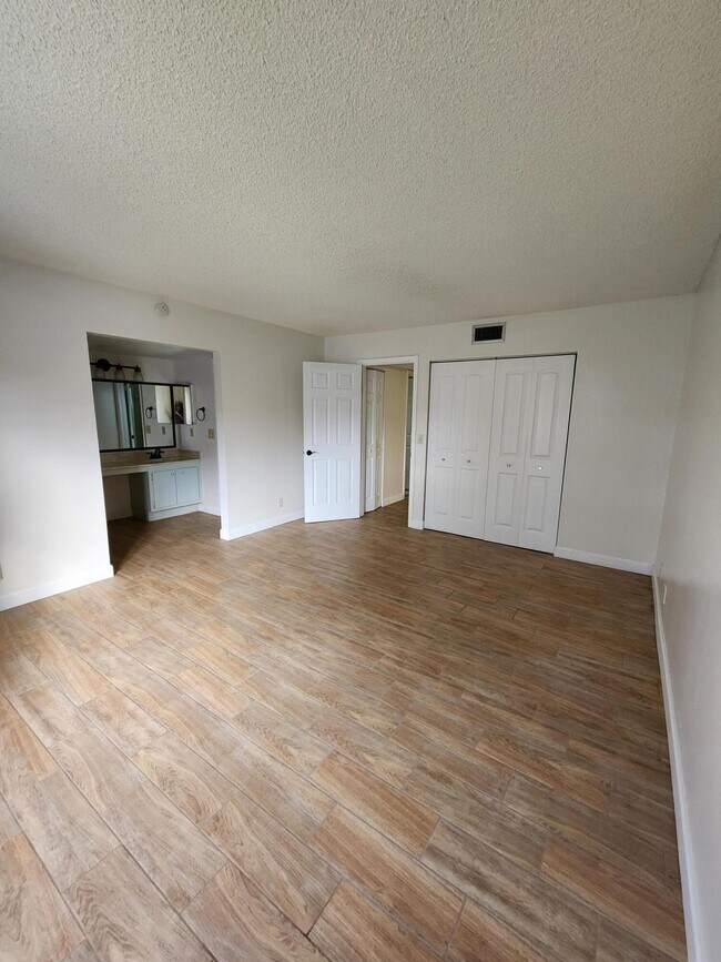 Building Photo - 3345 Lucerne Park Dr