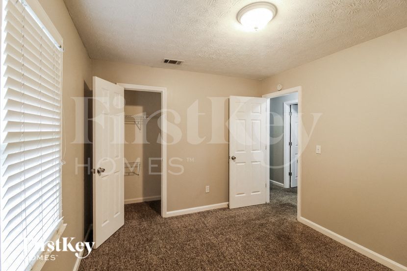 Building Photo - 1580 Summit Point