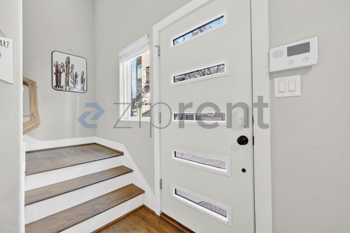 Building Photo - Unit 3