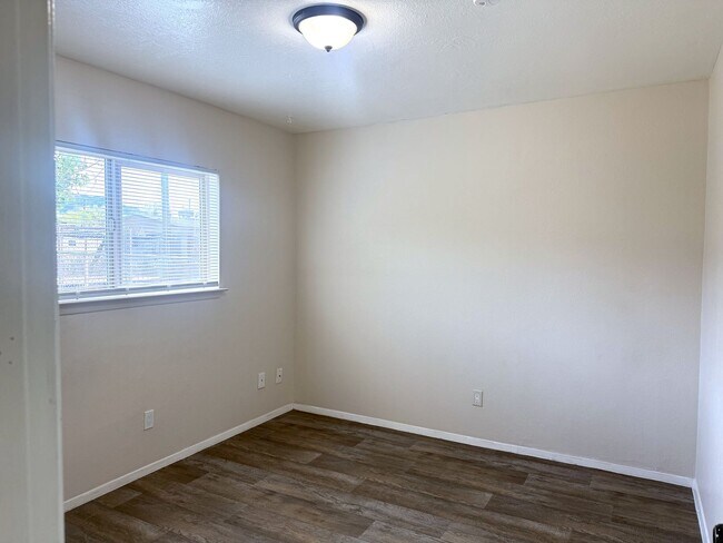 Building Photo - 940 Chelwood Park Blvd NE