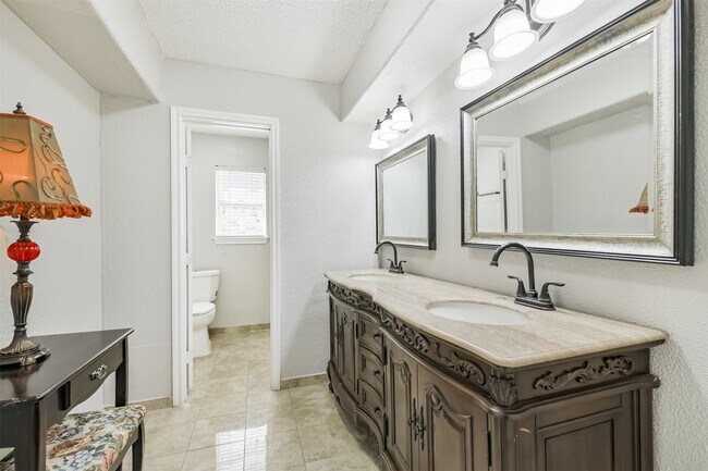 Building Photo - 623 E Cypresswood Dr