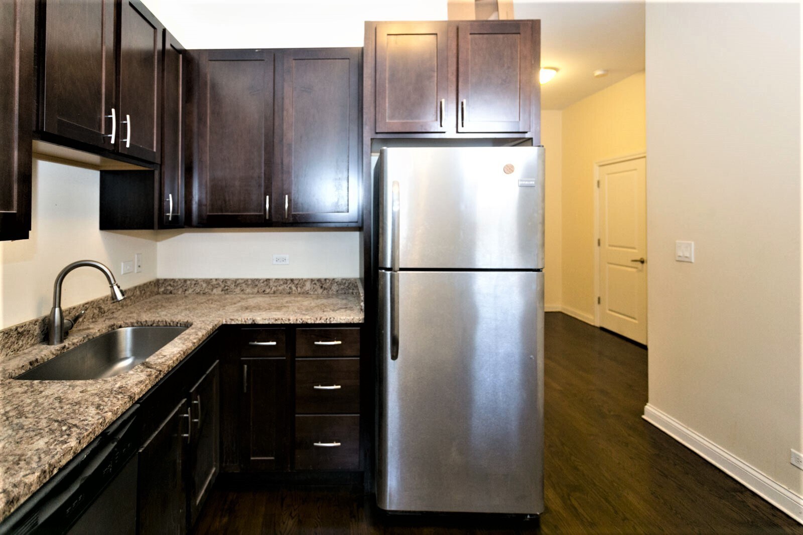 Building Photo - 1758 W Montrose Ave