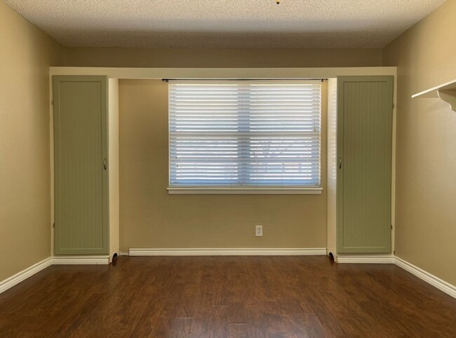 Building Photo - Beautiful 3 bedroom 2 bath home close to S...