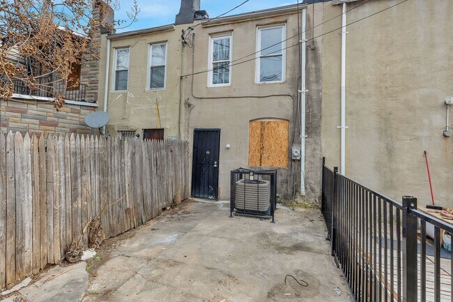 Building Photo - 2 Bedroom Rental In McElderry Park Vouchers Accepted and Poor Credit Considered