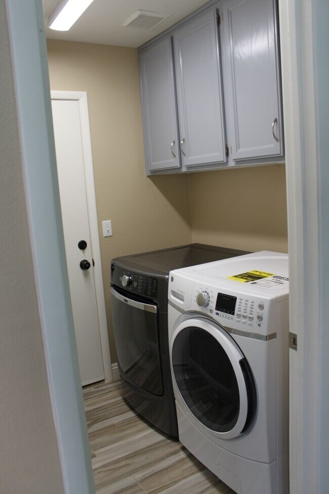 Building Photo - Single story 4br, 2bth, 2cg
