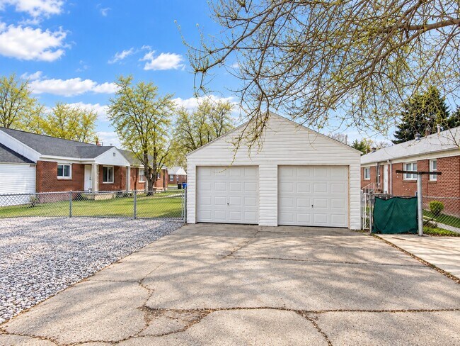 Building Photo - 458 E Lambourne Ave