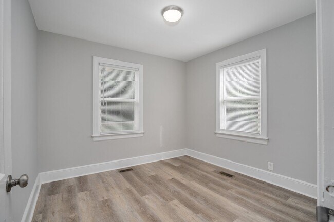 Building Photo - Quiet country living in the middle of it a...