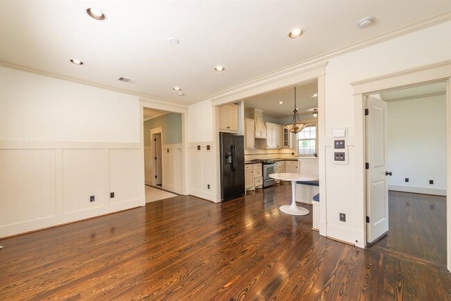 Building Photo - 722 E 25th St