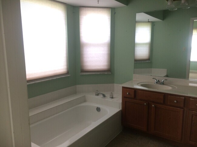 Building Photo - 7188 Oak Stream Dr