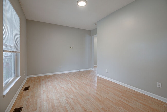 Building Photo - 1915 Woodlawn Ave