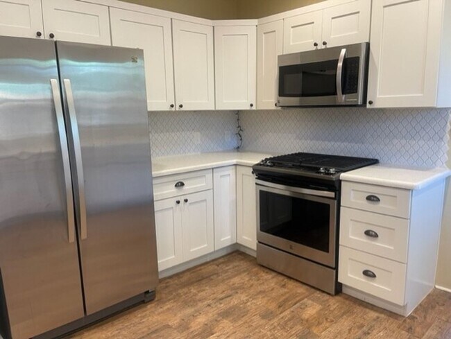 Building Photo - Coming Nov 1st - 3 Bedroom 2 Bath home in ...