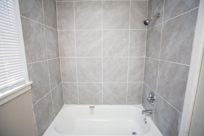 Building Photo - Spacious 4 Bed 2 Bath with Big Backyard