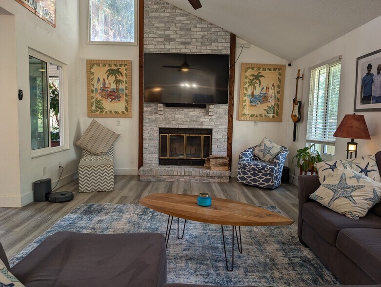 Living room - 4440 Saxon Dr