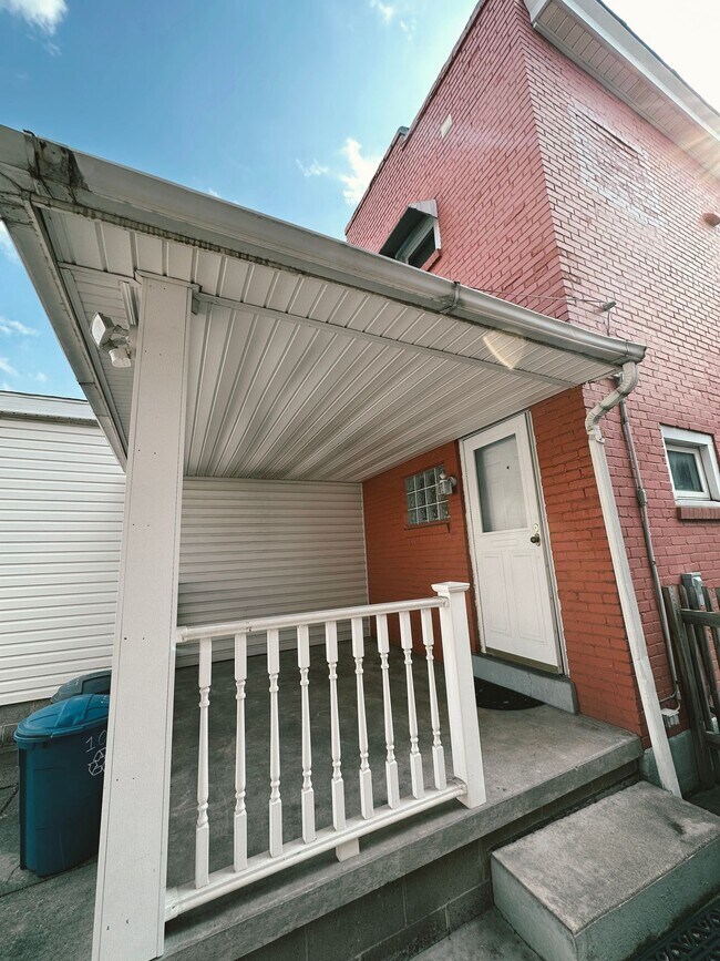 Building Photo - NEWLY RENOVATED 2 BEDROOM WITH GARAGE IN THE HEART OF SOUTHSIDE!
