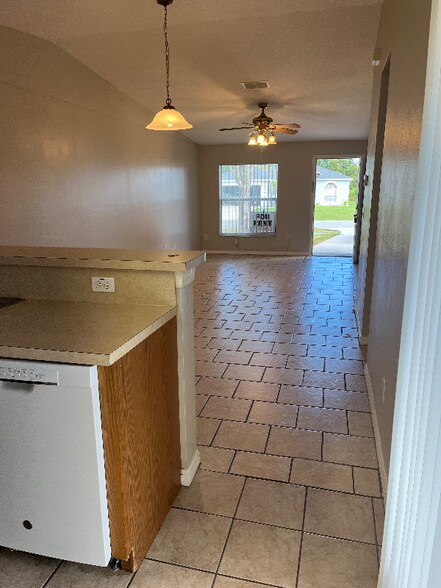 Building Photo - 773 Squirrel Ct