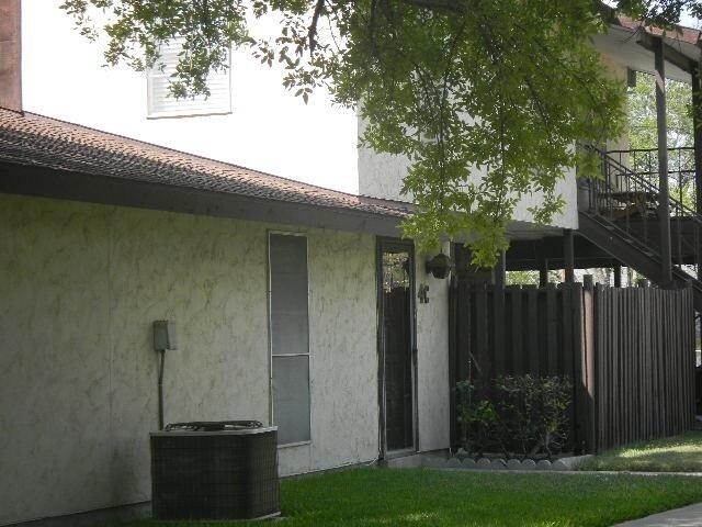 Building Photo - 100 Royal Way Dr