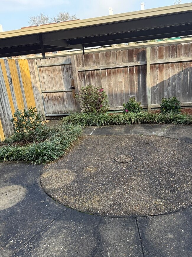 Building Photo - Beautiful 2 Bedroom Townhome off Jefferson