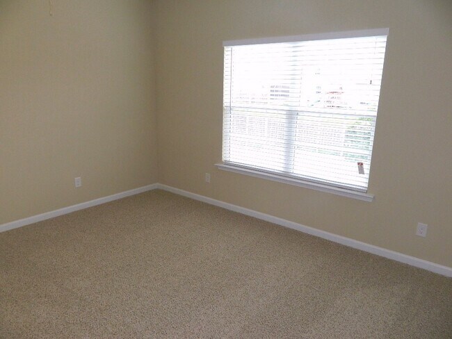 Building Photo - 899 Westlawn Dr