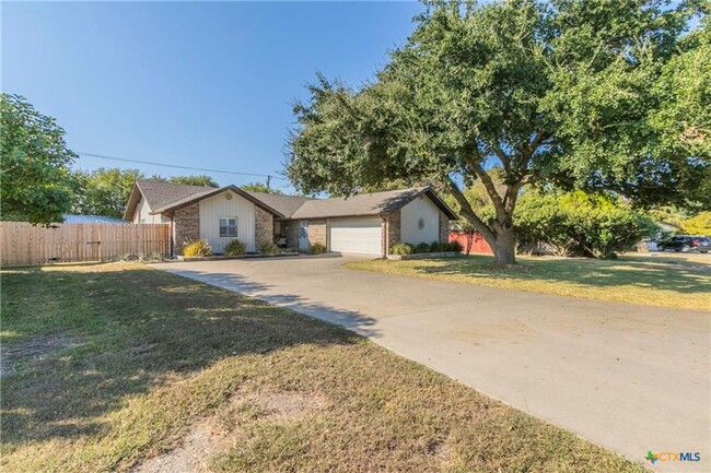 Building Photo - 3 BEDROOM WITH POOL, IN SALADO