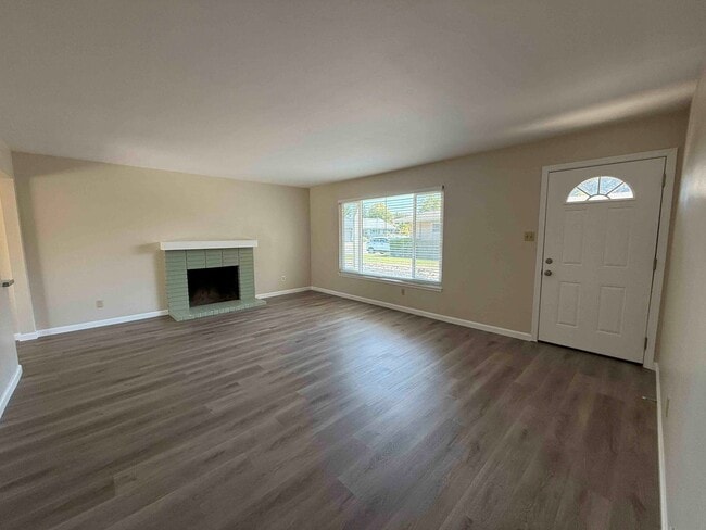 Building Photo - Great 2 Bedroom Duplex